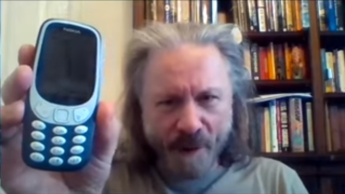 Iron Maiden-Sänger Bruce Dickinson präsentiert sein 'neues' 'Smartphone'