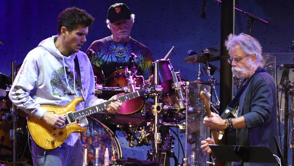 John Mayer, Bill Kreutzmann und Bob Weir mit Dead & Company bei einem Auftritt 2017 in San Francisco