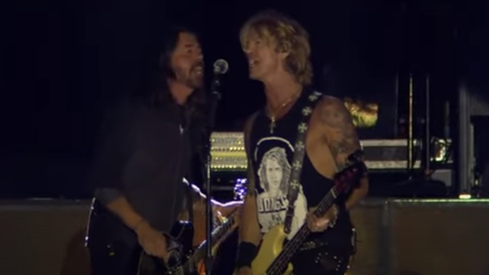 Dave Grohl trällert mit Guns N’ Roses-Bassist Duff McKagan ‘Paradise City’