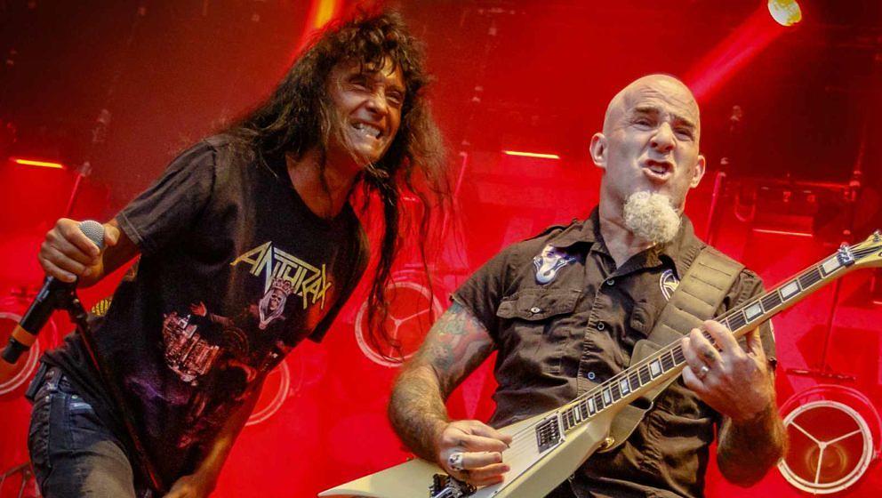 Joey Belladonna (l.) und Scott Ian mit Anthrax beim Festival 'Heavy Montreal' im Jahr 2019