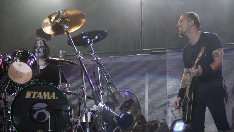 Beim Download Festival 2004 half Slipknot-Drummer Joey Jordison (l.) bei Metallica aus