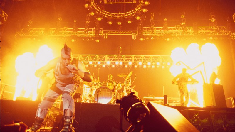 Rammstein in der Cox Arena von San Diego (Show im Rahmen der Pledge Of Allegiance Tour 2001)