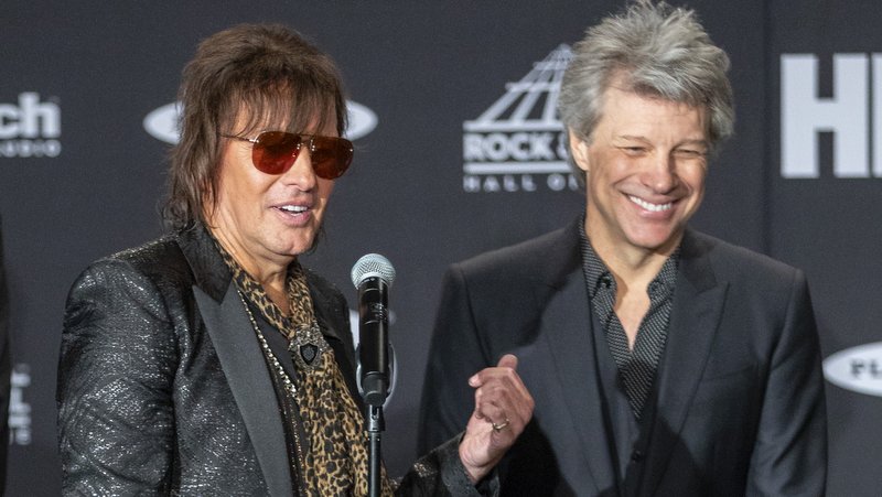 Richie Sambora und Jon Bon Jovi bei ihrer Einführung in die Roll Rock And Hall Of Fame 2018 in Cleveland, Ohio