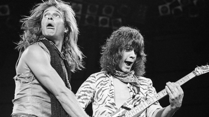 David Lee Roth mit Eddie Van Halen im Nassau Coliseum in Uniondale, New York (1984)