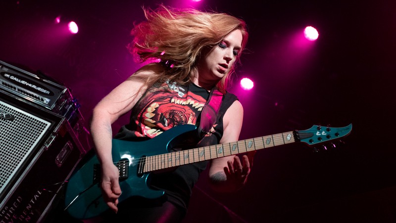 Courtney Cox (hier mit The Iron Maidens in Madrid, 21.01.2023) steigt zeitweise bei Burning Witches ein