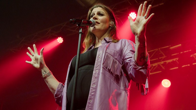 Die hochschwangere Nightwish-Frontfrau Floor Jansen kann aktuell nicht auf der Bühne stehen