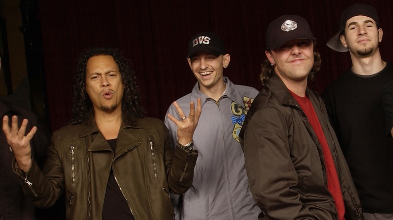 Kirk Hammett (l.) und Lars Ulrich (2.v.r.) von Metallica mit Chester Bennington (2.v.l.) und Brad Delson von Linkin Park bei der Verkündung der Summer Sanitarium Tour 2003