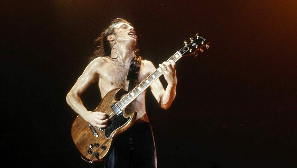 Angus Young mit AC/DC live im Cal Expo in Sacramento,  Kalifornien am 30. Juli 1992