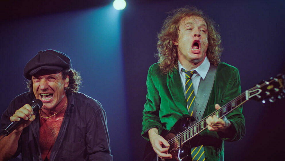 Brian Johnson und Angus Young mit AC/DC live in der Wembley Arena in London während der 'Ballbreaker'-Welttournee am 21. Jun