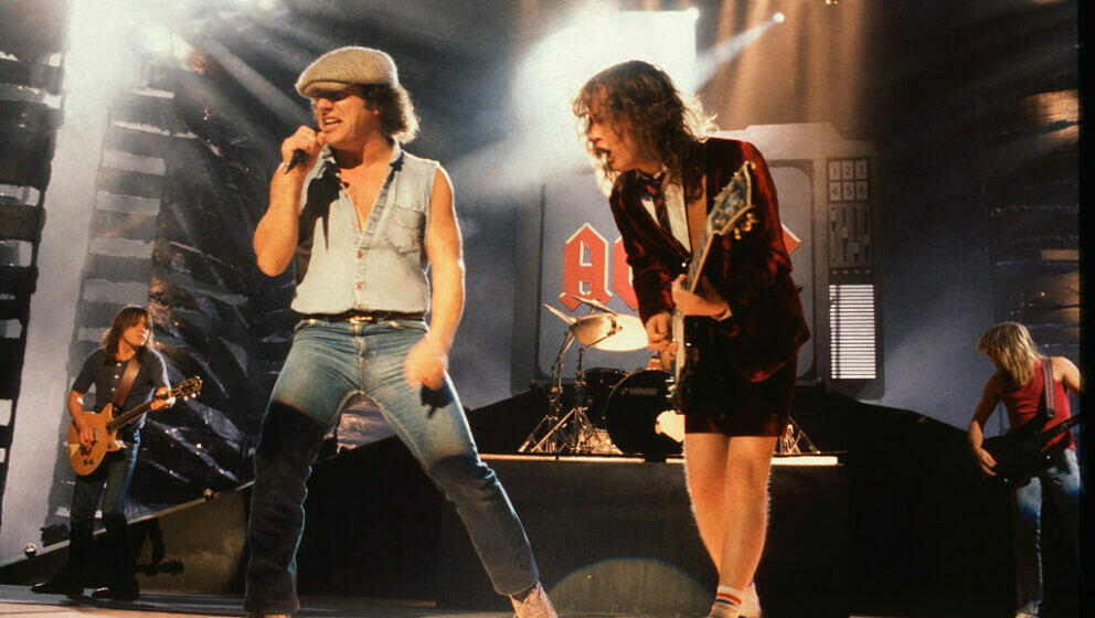 Brian Johnson und Angus Young mit AC/DC beim Dreh des 'Thunderstruck'-Videos, Brixton Academy, London, 17.8.1990