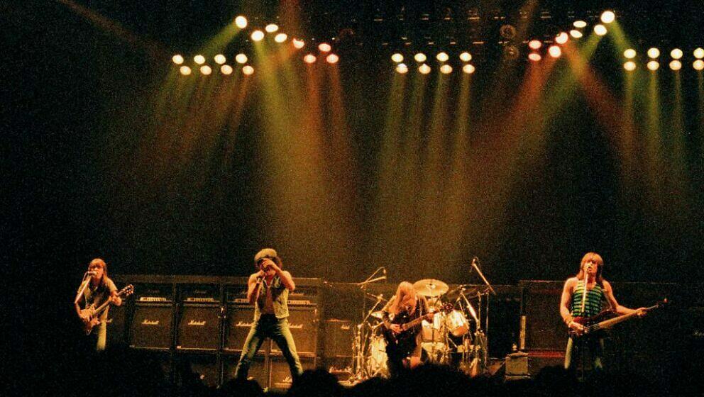 Malcolm Young, Brian Johnson, Angus Young und Cliff Williams mit AC/DC live in der Wembley Arena in Lodnon am 17. Januar 1986