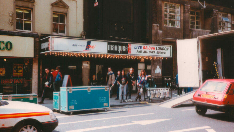 „Hier stehen wir vor dem legendären Marquee in London. Das muss unsere erste oder zweite England-Tour gewesen sein, Ende d