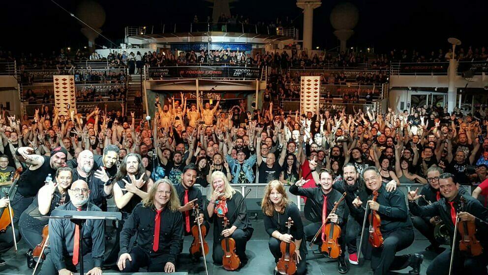 „Hier sieht man uns nach unserer Orchester-Show auf dem Oberdeck der 70.000 Tons Of Metal-Kreuzfahrt – ein Superkonzert v