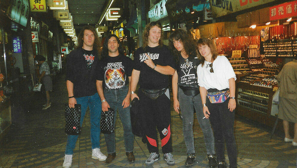 „Das muss in Japan in einer Shopping-Meile sein, wegen dem TRAPPED-Shirt tippe ich auf 1992. Auf dem Foto sieht man auch un