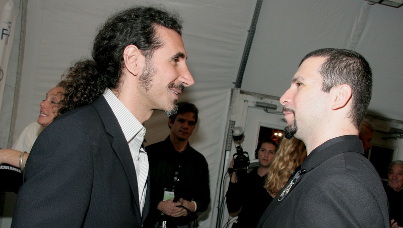 Serj Tankian (l.) und John Dolmayan von System Of A Down 2006 bei einer Party zum Dokumentarfilm ‘Screamers’ in Hollywood
