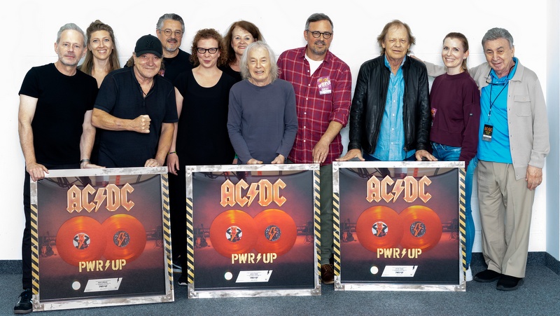 AC/DC und das Team von Sony Music bei der Award-Übergabe am 9.6. in München