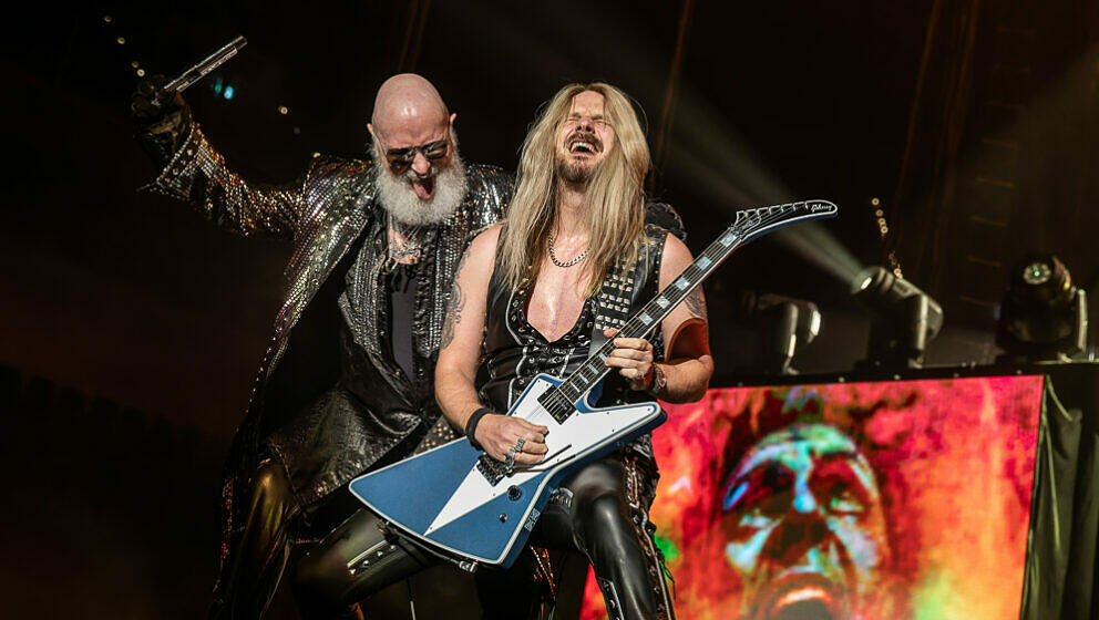 Rob Halford (l.) und Richie Faulkner mit Judas Priest @ Arena Nürnberg, 04.07.2024