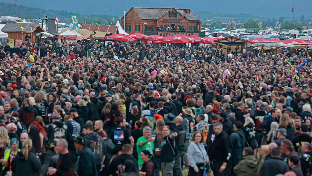 Besucher feiern auf dem Festival Rockharz in Ballenstedt. Rund 25000 Besucher zählt das größte Rockspektakel im Harz. An i