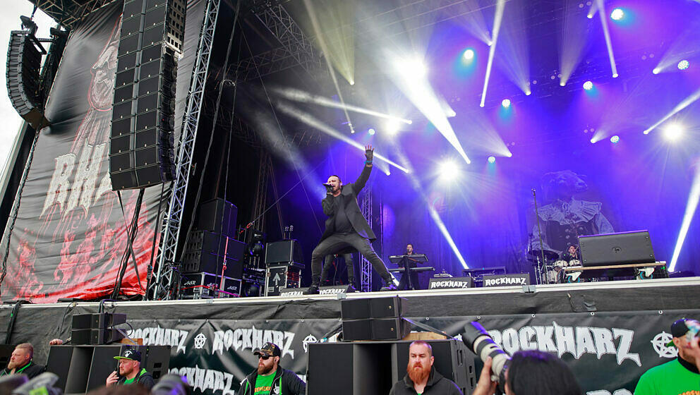 Die Musiker der Band Oomph treten auf dem Festival Rockharz in Ballenstedt auf. Rund 25000 Besucher zählt das größte Rocks