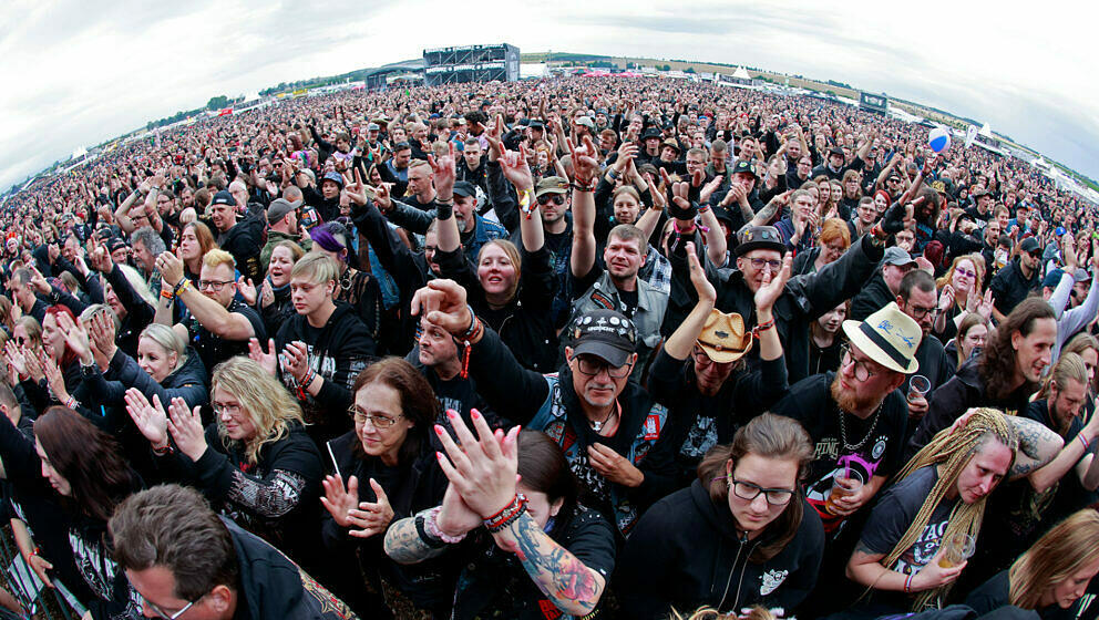 Besucher feiern auf dem Festival Rockharz in Ballenstedt. Rund 25000 Besucher zählt das größte Rockspektakel im Harz. An i