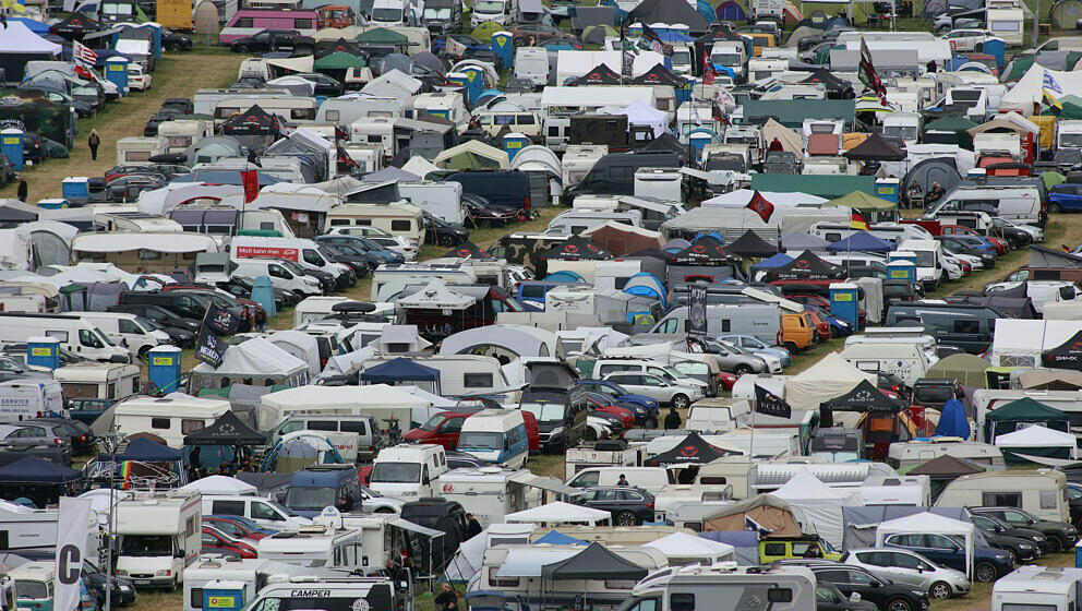 In ein Zelt- und Campingplatzgelände hat sich der Flugplatz in Ballenstedt verwandelt. Zum Festival Rockharz in Ballenstedt 