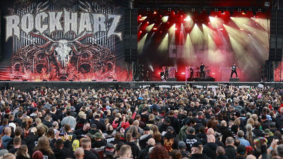 Besucher feiern auf dem Festival Rockharz in Ballenstedt. Rund 25000 Besucher zählt das größte Rockspektakel im Harz. An i