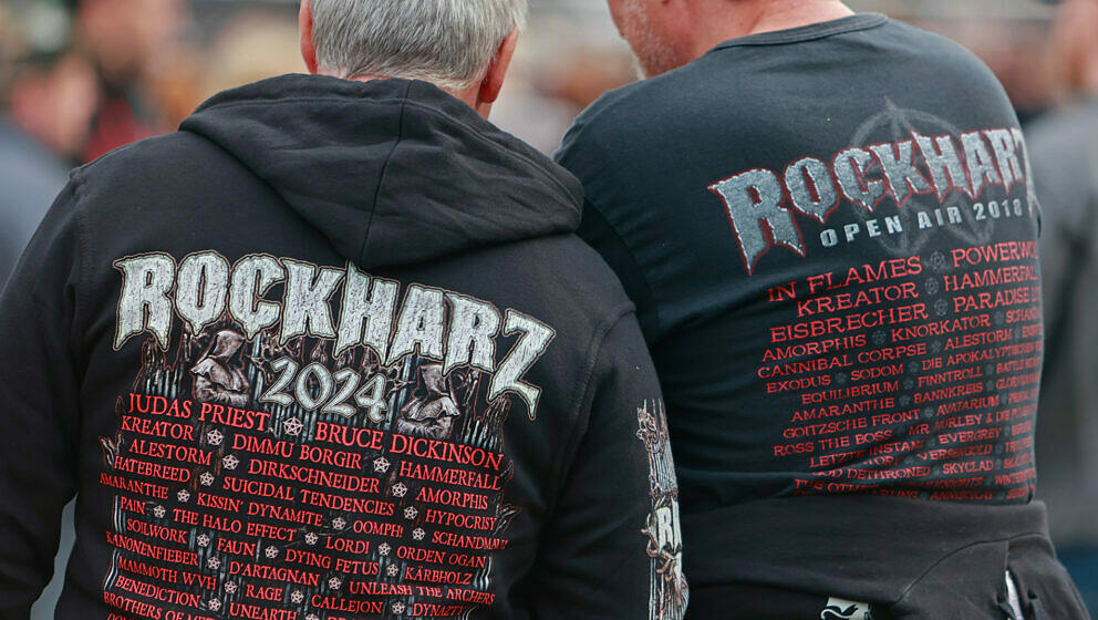 Besucher feiern auf dem Festival Rockharz in Ballenstedt. Rund 25000 Besucher zählt das größte Rockspektakel im Harz. An i