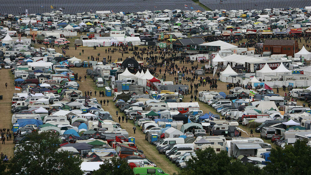 In ein Zelt- und Campingplatzgelände hat sich der Flugplatz in Ballenstedt verwandelt. Zum Festival Rockharz in Ballenstedt 