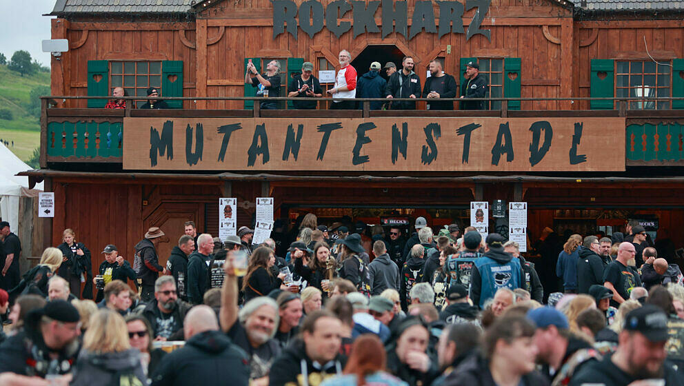 Besucher des Festival Rockharz sind auf dem Festivalgelände in Ballenstedt unterwegs. Rund 25000 Besucher zählt das größt