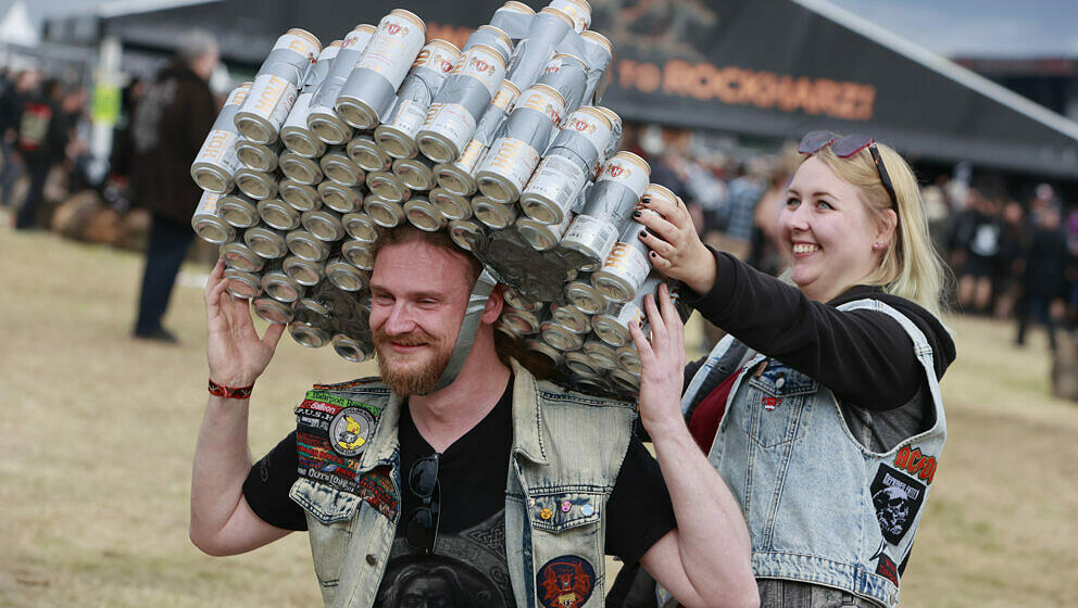 Die beiden Besucher des Festival Rockharz Jan und Franz feiern auf dem Festivalgelände in Ballenstedt. Rund 25000 Besucher z