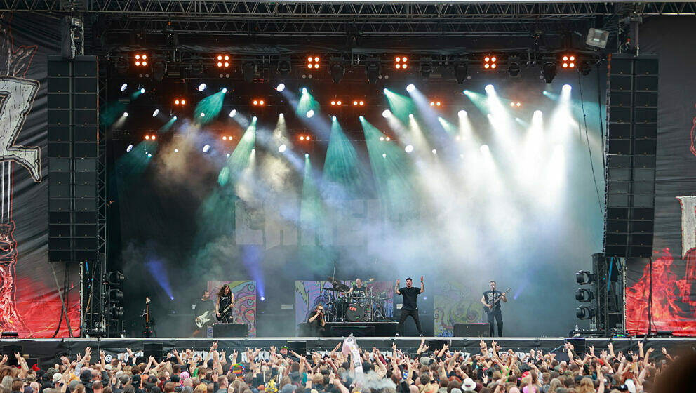 Besucher feiern auf dem Festival Rockharz in Ballenstedt. Rund 25000 Besucher zählt das größte Rockspektakel im Harz. An i