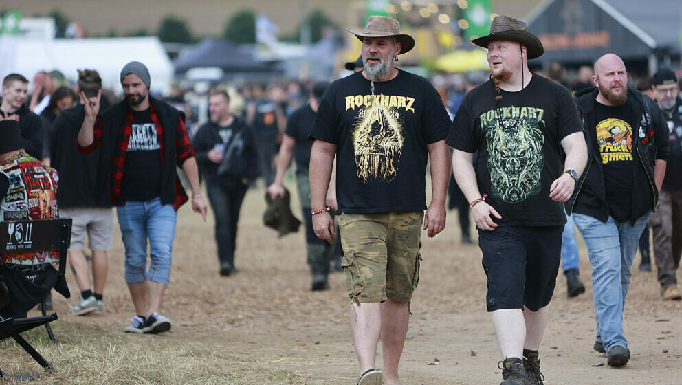 Besucher des Festival Rockharz sind auf dem Festivalgelände in Ballenstedt unterwegs. Rund 25000 Besucher zählt das größt