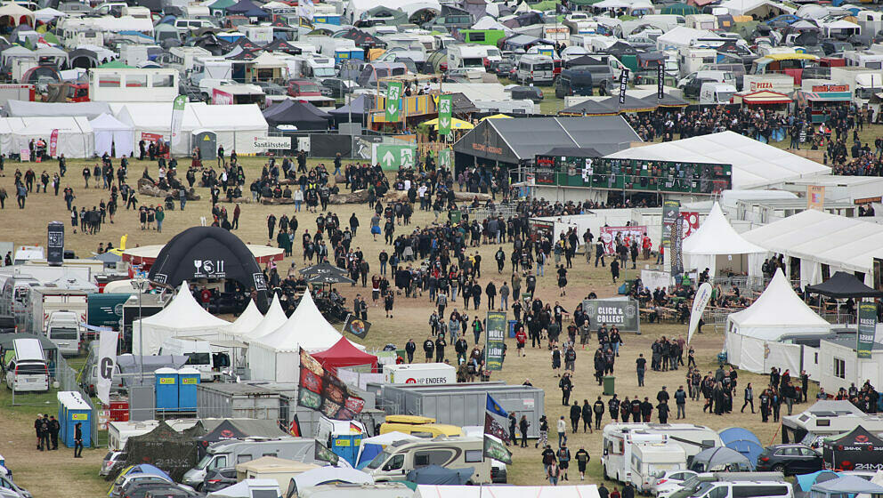 In ein Zelt- und Campingplatzgelände hat sich der Flugplatz in Ballenstedt verwandelt. Zum Festival Rockharz in Ballenstedt 