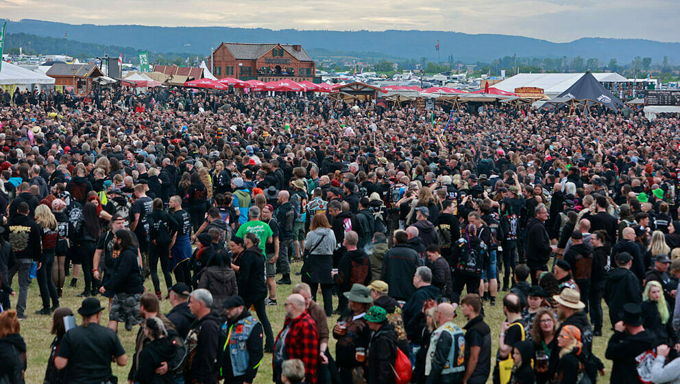 Besucher feiern auf dem Festival Rockharz in Ballenstedt. Rund 25000 Besucher zählt das größte Rockspektakel im Harz. An i