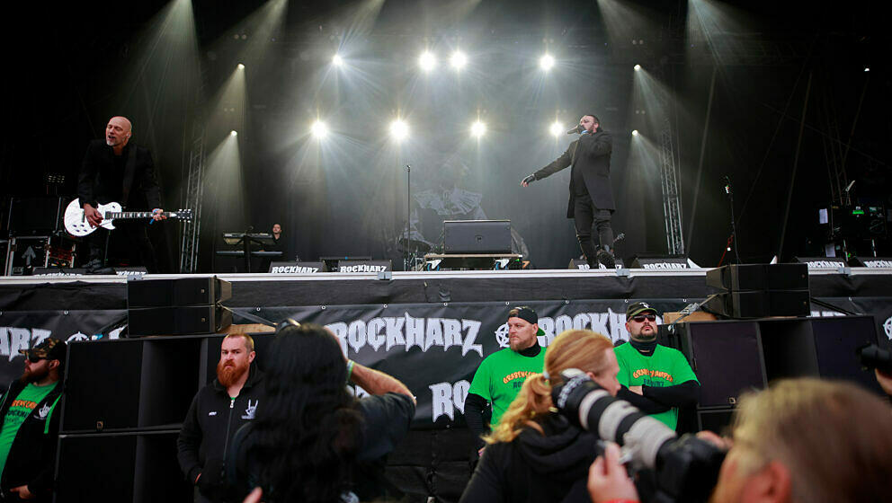 Die Musiker der Band Oomph treten auf dem Festival Rockharz in Ballenstedt auf. Rund 25000 Besucher zählt das größte Rocks