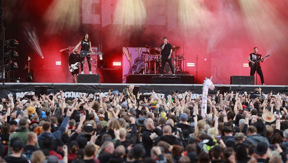 Besucher feiern auf dem Festival Rockharz in Ballenstedt. Rund 25000 Besucher zählt das größte Rockspektakel im Harz. An i