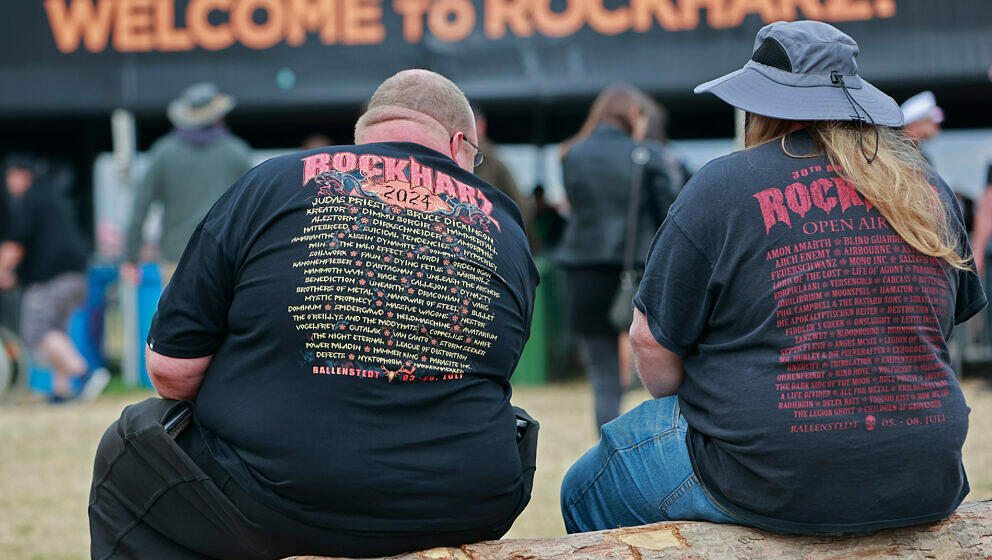 Besucher sitzen auf dem Festival Rockharz. Rund 25000 Besucher zählt das größte Rockspektakel im Harz. An insgesamt 4 Tage