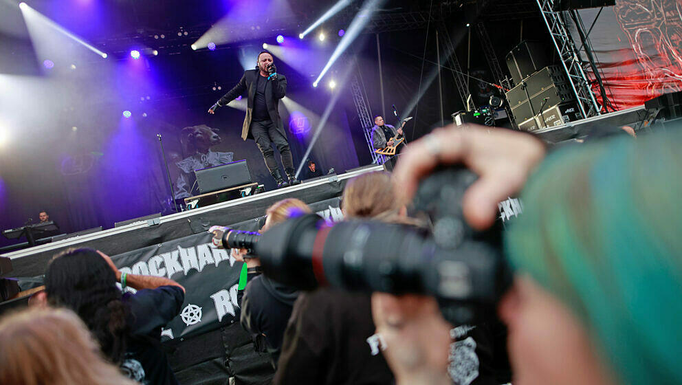 Die Musiker der Band Oomph treten auf dem Festival Rockharz in Ballenstedt auf. Rund 25000 Besucher zählt das größte Rocks