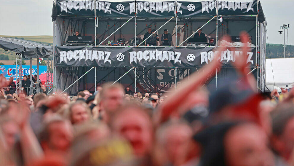 Besucher feiern auf dem Festival Rockharz in Ballenstedt. Rund 25000 Besucher zählt das größte Rockspektakel im Harz. An i