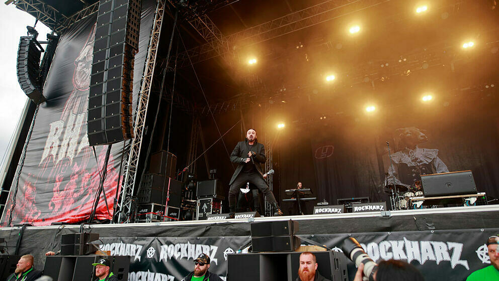 Die Musiker der Band Oomph treten auf dem Festival Rockharz in Ballenstedt auf. Rund 25000 Besucher zählt das größte Rocks