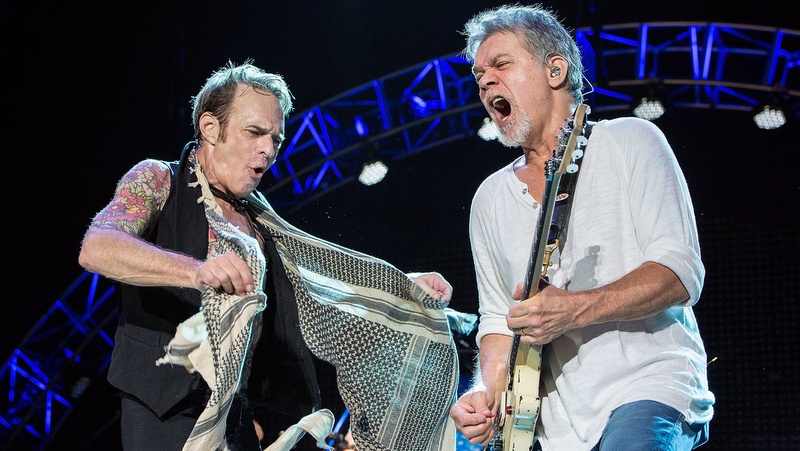 David Lee Roth (l.) und Eddie Van Halen mit Van Halen am 30. September 2015 im Sleep Train Amphitheatre in Chula Vista, Kalifornien