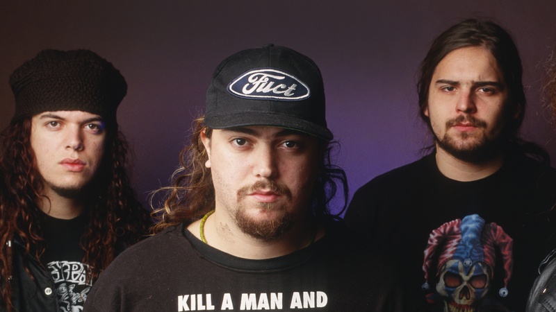 Igor Cavalera (l.) Max Cavalera (M.) und Andreas Kisser bei einem Foto-Shooting von Sepultura im belgischen Deinze am 2. November 1993