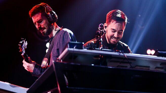 Brad Delson (l.) und Mike Shinoda bei einem Linkin Park-Auftritt im iHeartRadio Theater in Los Angeles am 22. Mai 2017