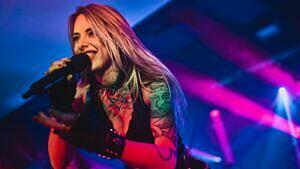 Laura Guldemond (Burning Witches) beim METAL HAMMER PARADISE 2024