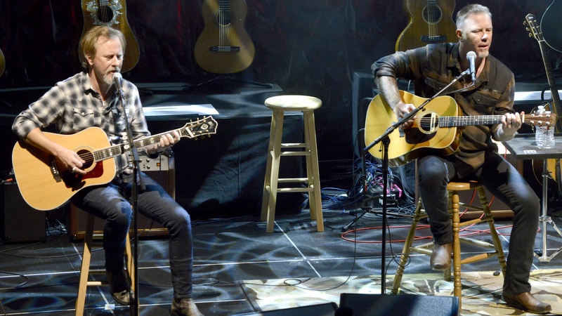 James Hetfield (r.) und Jerry Cantrell beim 'Acoustic-4-A-Cure'-Benefizkonzert am 15. Mai 2015 im Masonic Auditorium in San Francisco