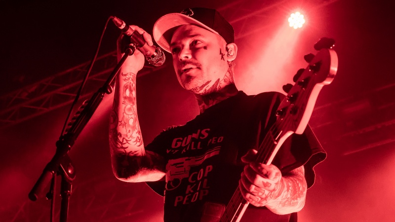 Ahren Stringer mit The Amity Affliction am 30. Januar 2023 im Berliner Huxleys