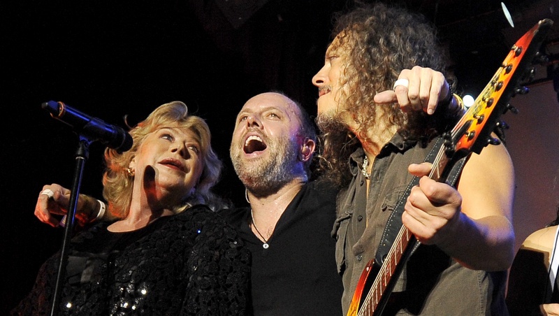 Marianne Faithful mit Metallica (hier in Form von Lars Ulrich und Kirk Hammett) am 7. Dezember 2011 in San Francisco