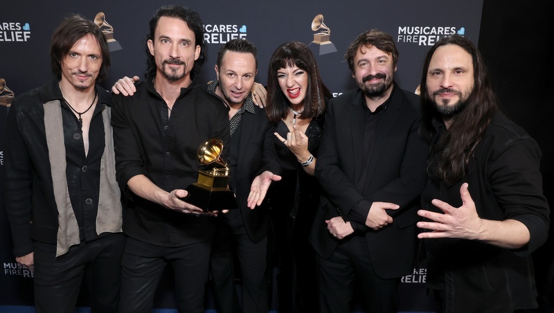 Gojira, Sängerin Marina Viotti (3.v.r.) und Komponist Victor Le Masne (2.v.r.) präsentieren ihren Grammy