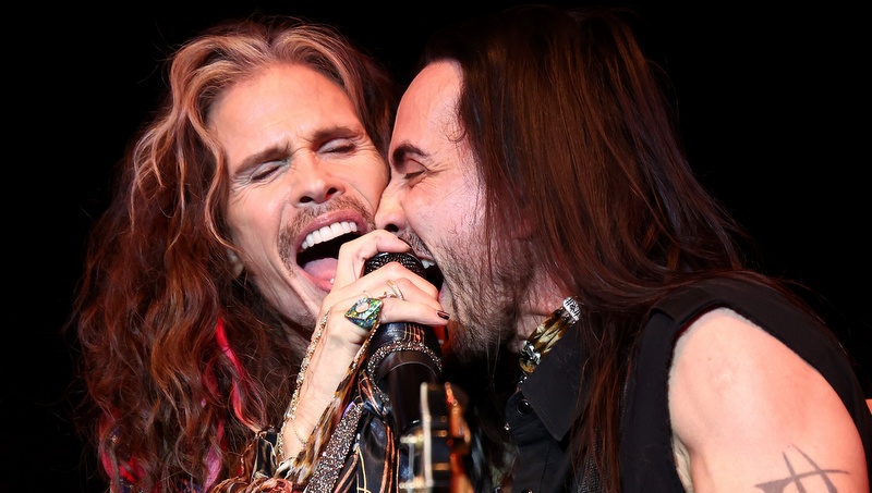 Steven Tyler (l.) auf der Bühne mit Nuno Bettencourt bei der 6. Jam For Janie Grammy Awards Viewing Party am 2. Februar 2025 Hollywood Palladium